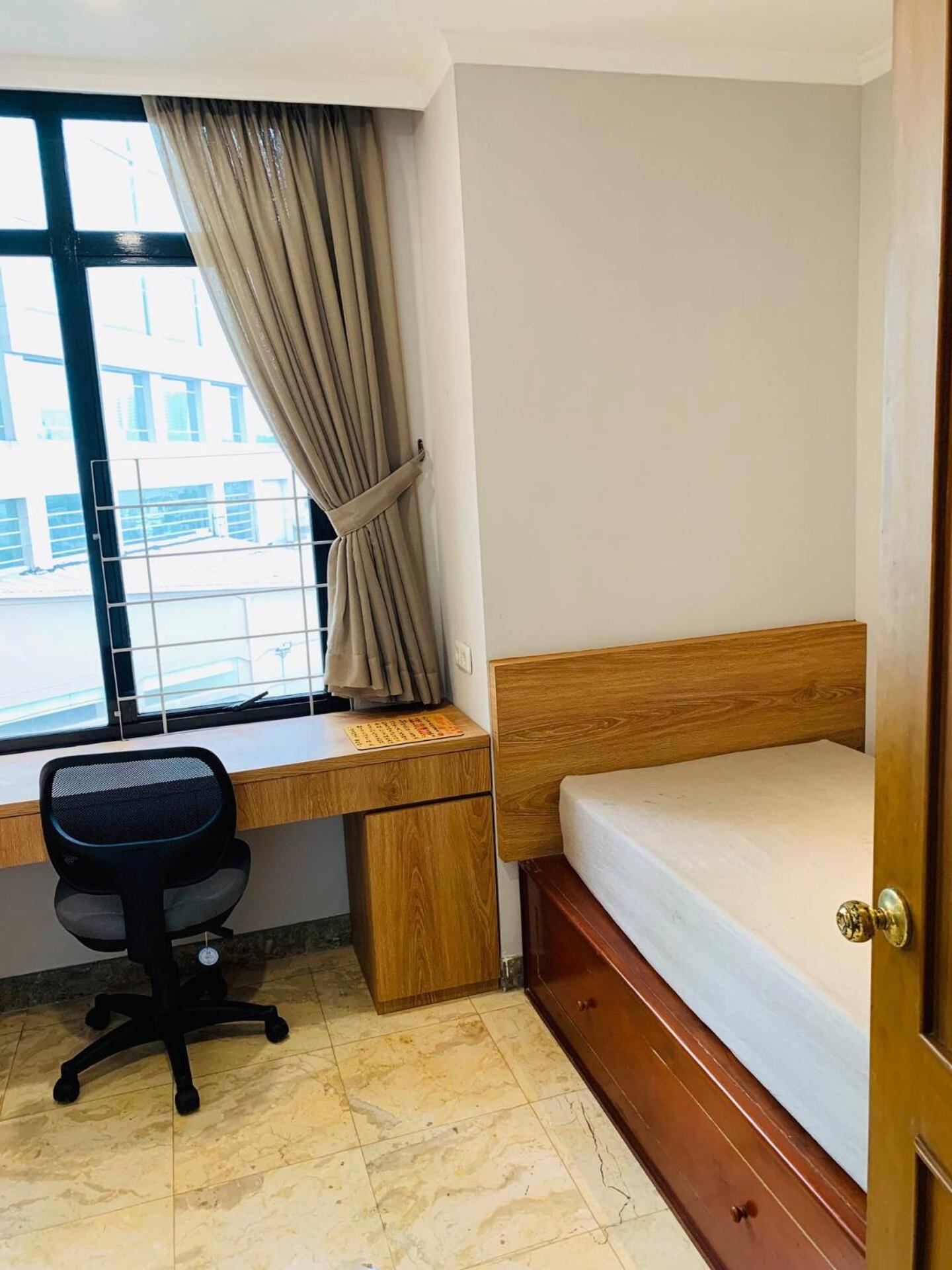 Exclusive Slipi Grogol Senayan Sudirman 3br 1 Full Furnished Apartment *